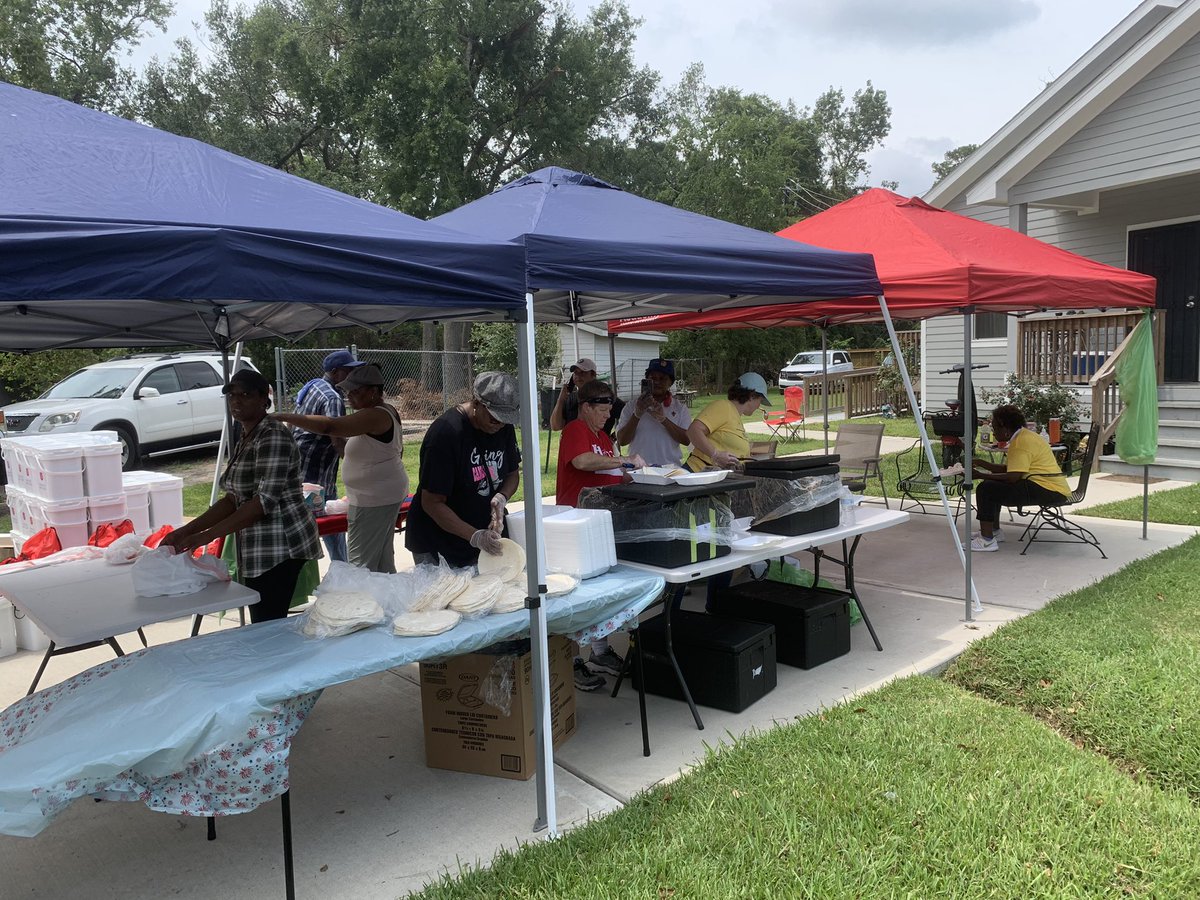 HPDOCAAALIAISON's tweet photo. Northwood Manner Civic Club teamed up with the Salvation Army,  Super Neighborhoods #46 &amp; #47 to pass out hot meals, cleaning supplies and water. @houstonpolice @AapolH @ABHudsonHPD @DetCarr1 https://t.co/VqN1aw1hAi