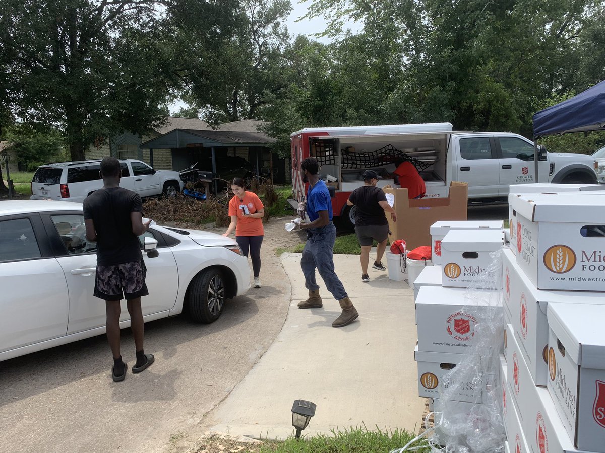 HPDOCAAALIAISON's tweet photo. Northwood Manner Civic Club teamed up with the Salvation Army,  Super Neighborhoods #46 &amp; #47 to pass out hot meals, cleaning supplies and water. @houstonpolice @AapolH @ABHudsonHPD @DetCarr1 https://t.co/VqN1aw1hAi