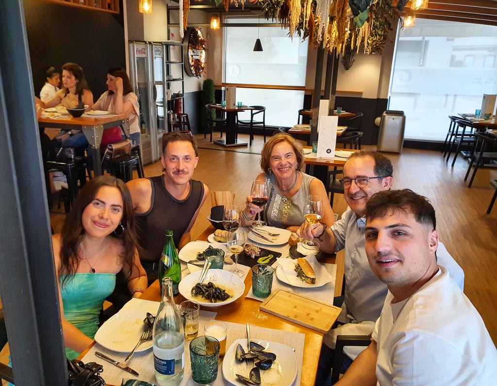 monteromonti's tweet photo. No es fácil pero... lo hemos conseguido: primera #cena de #verano con toda la familia en @AlbalaTapas, con #generosos, en la previa al primer #concierto de vacaciones (@MiguelPoveda en @tiopepefestival).
Noche en #Jerez y amanecer en #Rota Qué más se puede pedir?
#efectogaditano https://t.co/pzHdElRjKE