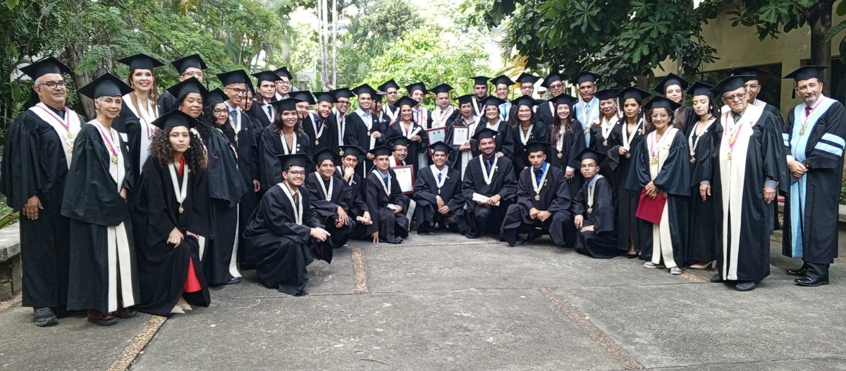 efuenma's tweet photo. Felicitaciones a todos los graduados de Ciencias. También a los profesores y a los Padrinos y Madrinas que con su esfuerzo y excelente conducción son parte de este milagro académico. Nuevos profesionales que se vinculan ahora con aspectos productivos del país. Felicidades! https://t.co/v3LeI0l5yW