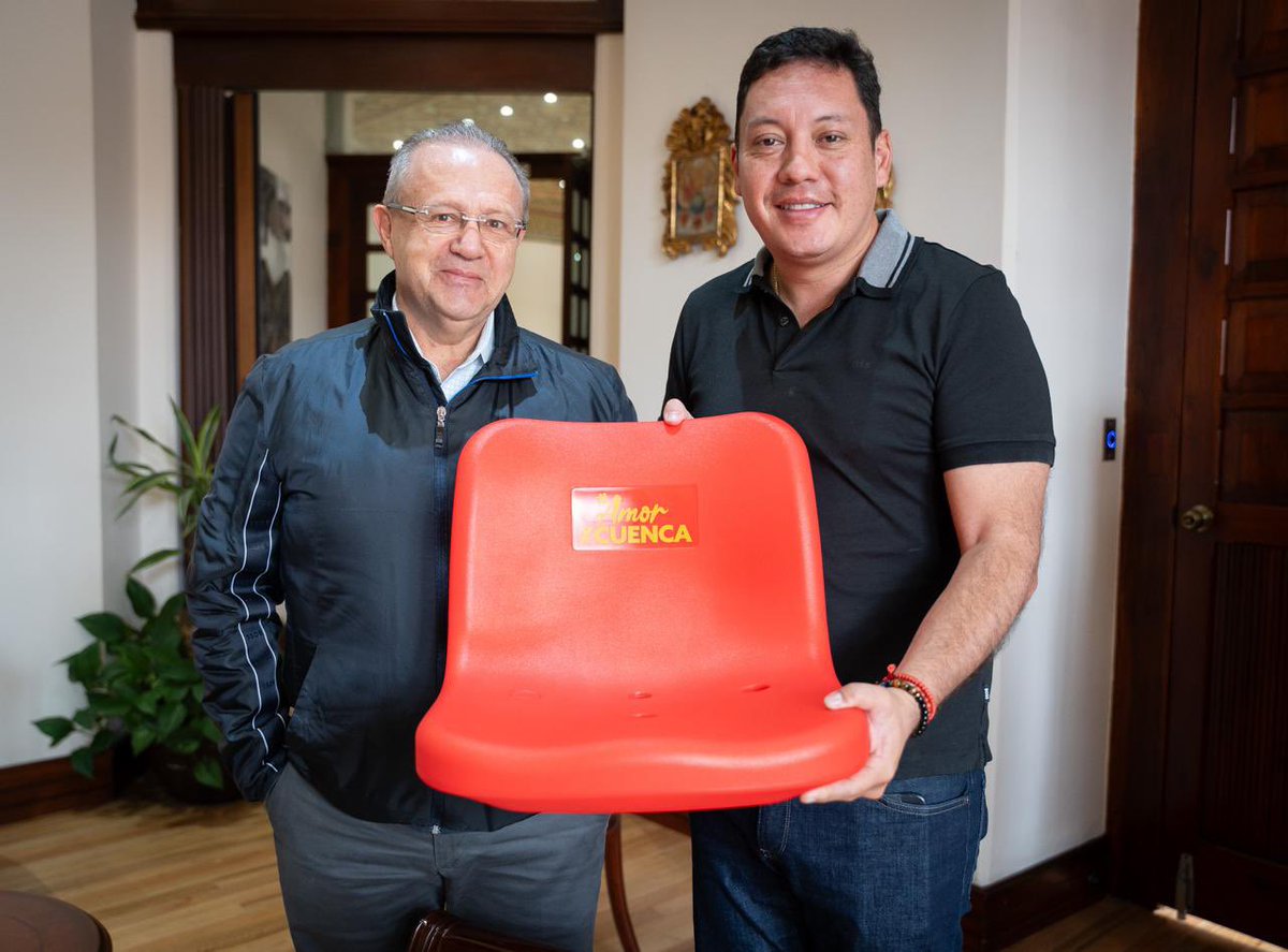 czamoramatute's tweet photo. 🏟️ Un nuevo rostro para el #Estadio ¡Con voluntad todo es posible! 👏🏻

Gracias a @RivalPlasticos y a su gerente José Román ya tenemos los modelos de las sillas a colocarse en el #estadio Alejandro Serrano Aguilar. Con el #apoyo de la empresa #privada renovamos más #espacios 🤩 

Cumplo mi palabra con #AmorPorCuenca ❤️💛