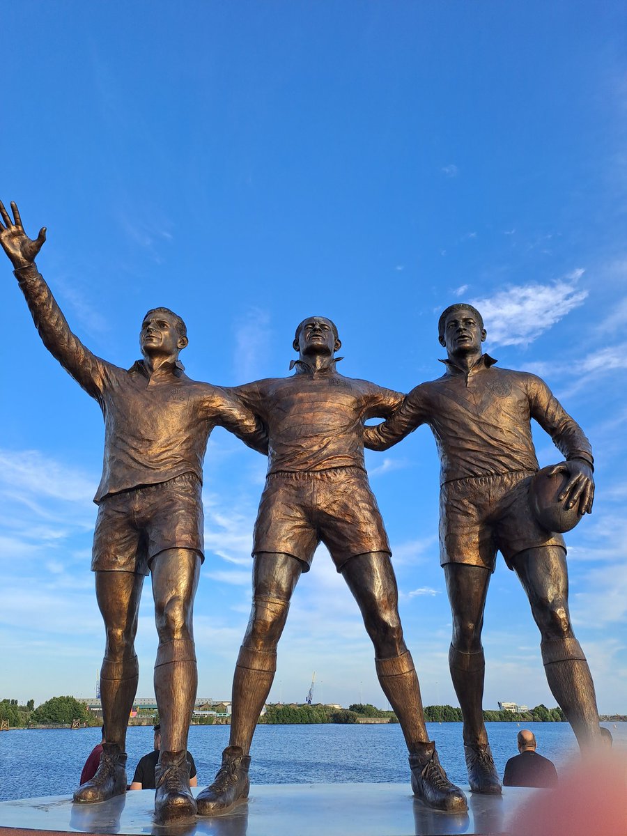 Atticus_75's tweet image. Lovely evening down Cardiff Bay.  I may have had a few Shipyard beers. 😀 #Cardiff #Caerdydd