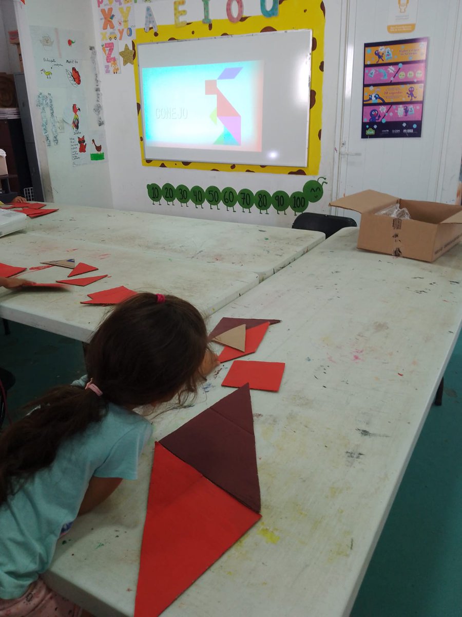 EvryWhereSchool's tweet photo. ¡Exploremos el mundo con cultura! Hablamos de fronteras y litorales de cada país de origen, banderas y extensiones territoriales.  Jugamos lotería para aprender números y letras. #LaEducacionEsUnaEmergencia #cooperacioninternacional #ong #Educación #Cultura  #DiversidadCultural https://t.co/qnV6mEXJXm