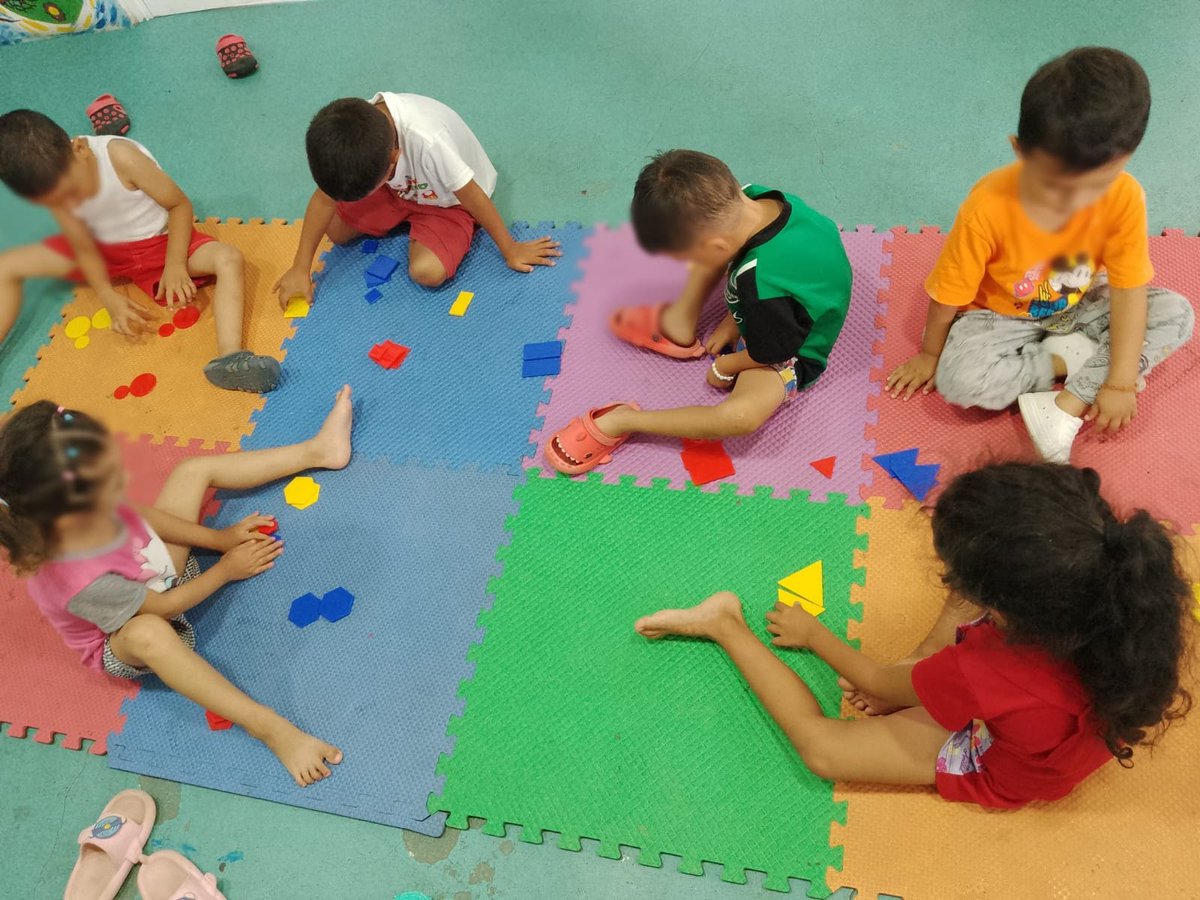 ¡Exploremos el mundo con cultura! Hablamos de fronteras y litorales de cada país de origen, banderas y extensiones territoriales.  Jugamos lotería para aprender números y letras. #LaEducacionEsUnaEmergencia #cooperacioninternacional #ong #Educación #Cultura  #DiversidadCultural