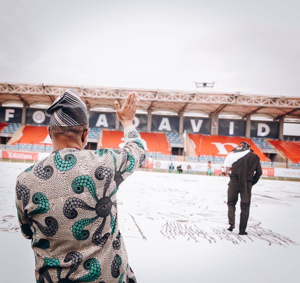 OmegaXDreams's tweet photo. His Excellency Peter Obi made a quick stop at the Onikan Stadium to support FOLA DAVID. 

As he embarks on Breaking The Guinness World Record for the “ Largest Drawing by An individual ”

#FolaDavidGWR #FolaDavidRoadToRecord https://t.co/jJSkc6DZQd