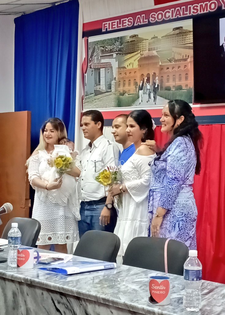 VictorV20545079's tweet photo. Muchas felicidades🥳y éxitos☘️a tí🌻:
Mi guerrera🛡️incansable
Mi pinerita🏝️linda
Mi defensora👩🏼‍🎓de mil batallas
Mi Cuadro🇨🇺preferida
Mi jefa👩🏼‍💼incansable y soñadora 
Mi líder🤵🏼‍♀️formadora de líderes
Mi amor❤️completo
La madre🤱🏼de mi princesa🚀
Te felicita la juventud pinera @LisyIsla https://t.co/fCApgcoLtj
