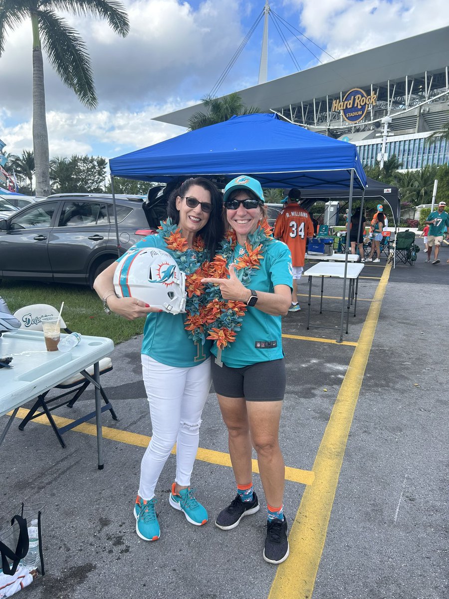 finatic1972's tweet photo. Fam, please join me in sending prayers, ๐ซถ๐ผ and positive energy to our very own, @maria_yacullo a DIEHARD, lifelong Miami Dolphins fan! She was put into hospice care last night (at her sisterโs house)๐ฅฒ๐ซถ๐ผ We love you Maria! F***CANCER!#OneTeamOneFight @ThanksCancer @IGotNothing4U https://t.co/OUJTXX6tpT