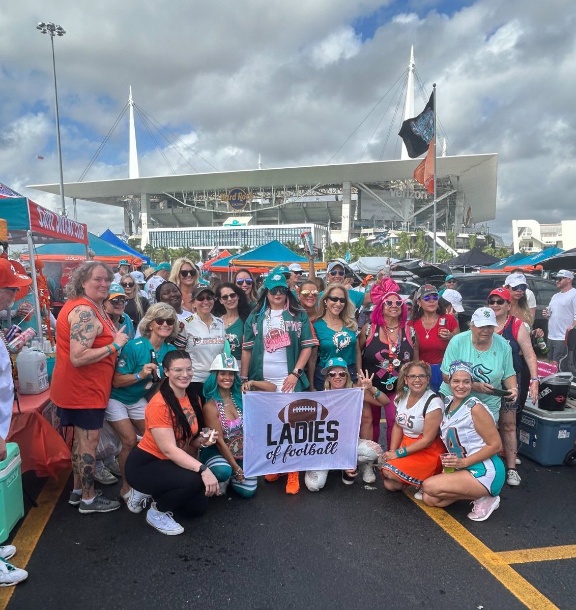 finatic1972's tweet photo. Fam, please join me in sending prayers, ๐ซถ๐ผ and positive energy to our very own, @maria_yacullo a DIEHARD, lifelong Miami Dolphins fan! She was put into hospice care last night (at her sisterโs house)๐ฅฒ๐ซถ๐ผ We love you Maria! F***CANCER!#OneTeamOneFight @ThanksCancer @IGotNothing4U https://t.co/OUJTXX6tpT