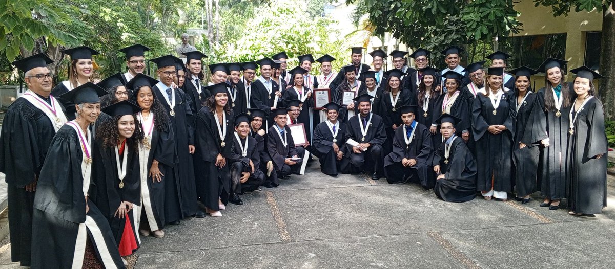 efuenma's tweet photo. Acto de Imposición de Medallas de la Primera Promoción de Pregrado de 2024 y Acto de Entrega de Títulos. Felicitaciones a nuestros nuevos egresados de Ciencias y a todos los profesores que son parte de este gran trabajo. Un abrazo. https://t.co/fOufF9Akcq