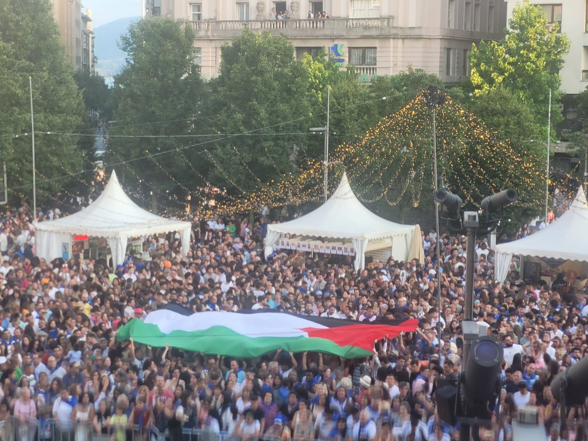 elfaradio's tweet photo. Activistas despliegan una bandera palestina en el chupinazo de la Semana Grande de Santander https://t.co/gVps3F7jRh