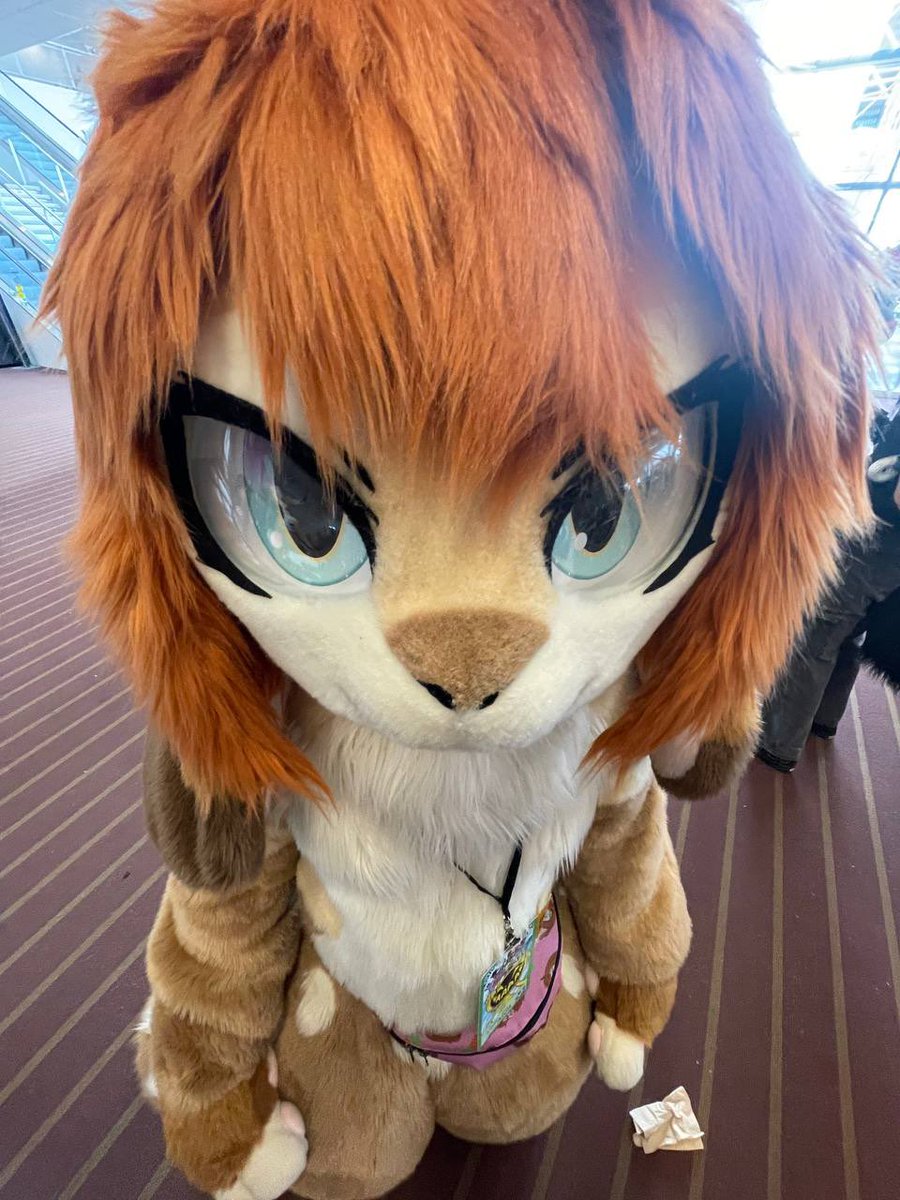 You got games on your phone?

📸 <a href="/ShinazaS/">Shin</a> 

#FursuitFriday