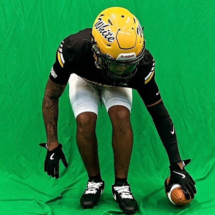 PowellPokey's tweet photo. I would tell y’all the goal for this season , but Actions speak louder than words so I’ll remain humble🐶 
#year4seniorszn🙈 @EdWhiteFootball https://t.co/w4GkKJY9Pi