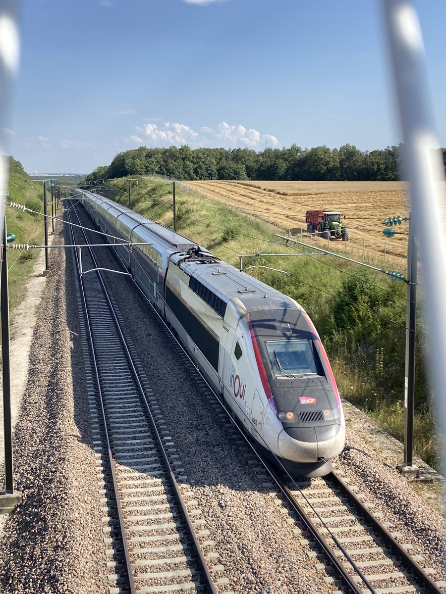 BONNIN1402's tweet photo. Parcelle finie : vitesse de la moissonneuse 3,5km/h 🐌 
sans broyer les pailles pour limiter d’encrasser les filtres de Clim des @TGVINOUI @Doudou_TrainDoc 
#pk154.4 https://t.co/HWP6p50MIP