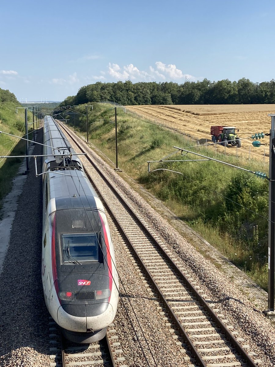 BONNIN1402's tweet photo. Parcelle finie : vitesse de la moissonneuse 3,5km/h 🐌 
sans broyer les pailles pour limiter d’encrasser les filtres de Clim des @TGVINOUI @Doudou_TrainDoc 
#pk154.4 https://t.co/HWP6p50MIP