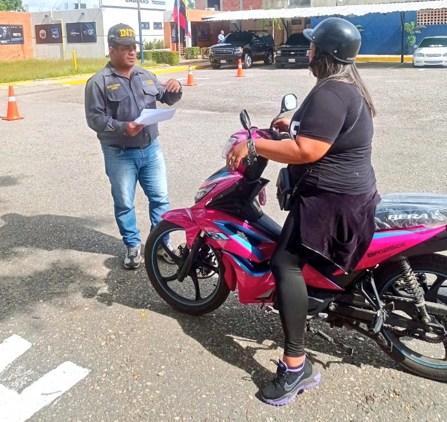 SegVialCabimas1's tweet photo. #Tramites | ¡Atención usuarios! Servidores públicos del #INTT Cabimas realizan prueba de manejo de motocicleta como parte del proceso para obtener el Certificación de Saberes de 2do grado. 

#PuebloVictorioso https://t.co/DSbmZzQryI