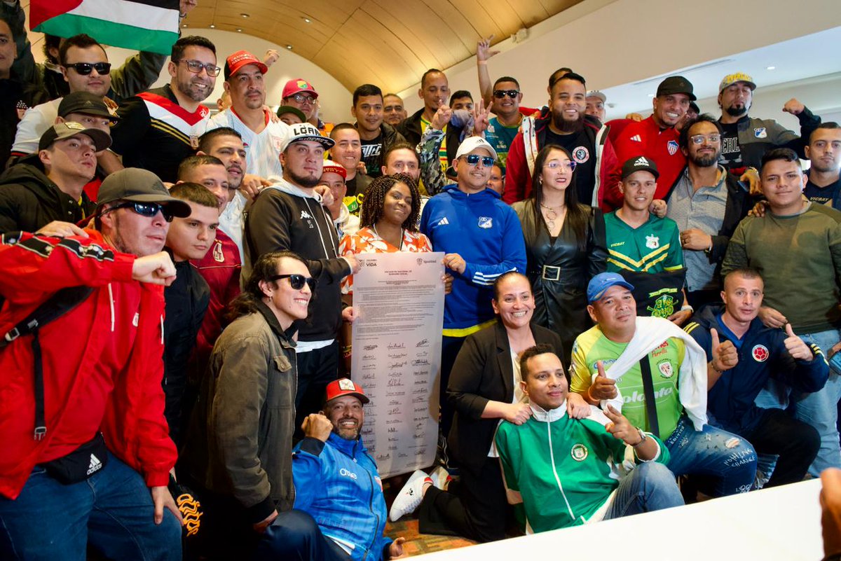 MinIgualdad_Col's tweet photo. Hoy, bajo la batuta de nuestra vicepresidenta y Ministra, @FranciaMarquezM se  se le presentó la oferta institucional a 40 barras futboleras de todo el país junto a 80 de sus líderes; de la mano con el Viceministerio de las Juventudes y su Viceministro @GarethSella . 

A continuación lo que no se puede perder de esta jornada 🧵👇