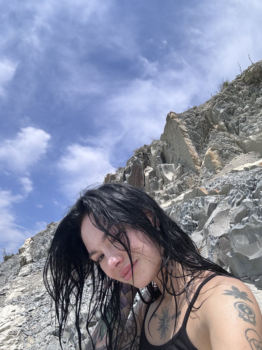 Сегодня была прогулка с самой собой
На диких пляжах море превосходное 
Но это место навеяло столько воспоминаний что мне в моменте стало грустно 
Но все равно, эта красота неописуема