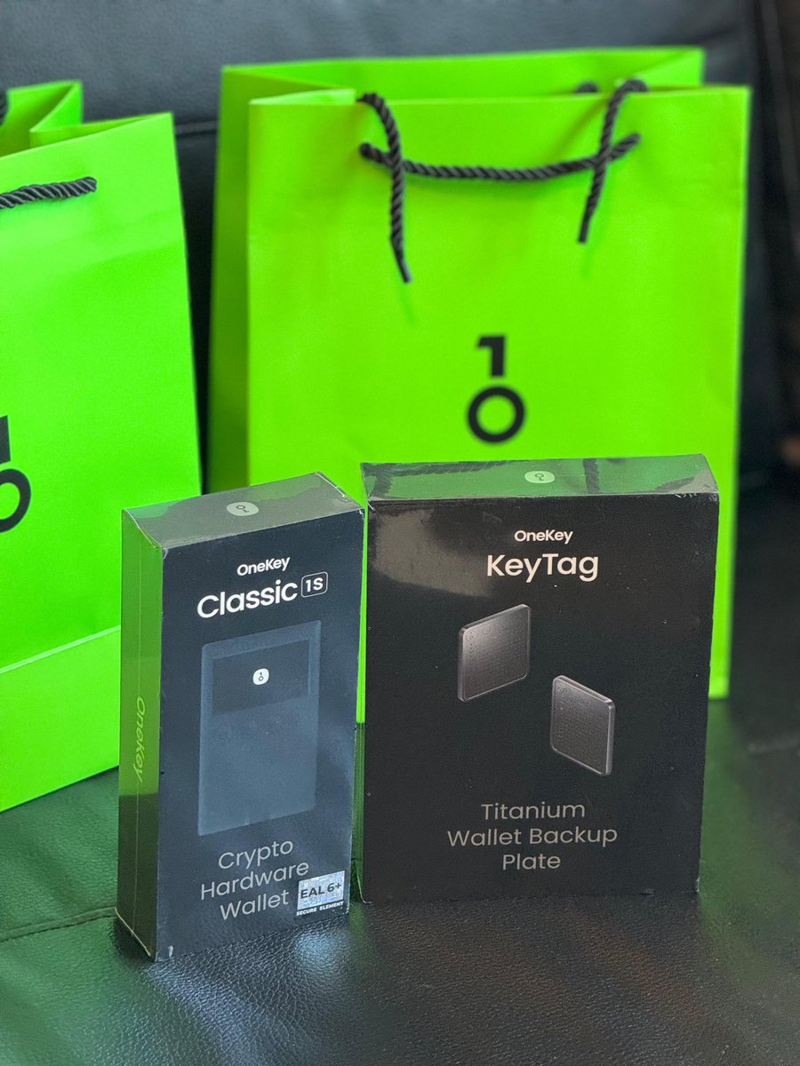 vinecriptoverso's tweet image. Acabei de receber a mais nova #onekey1s e a #onekey #keytag ! Vai rolar review detalhado e sorteio de uma onekey 1s nos próximos dias! 
Aos interessados, no site oficial tem 5% de desconto em qualquer produto com o cupom: CRIPTOVERSO
@OneKeyHQ