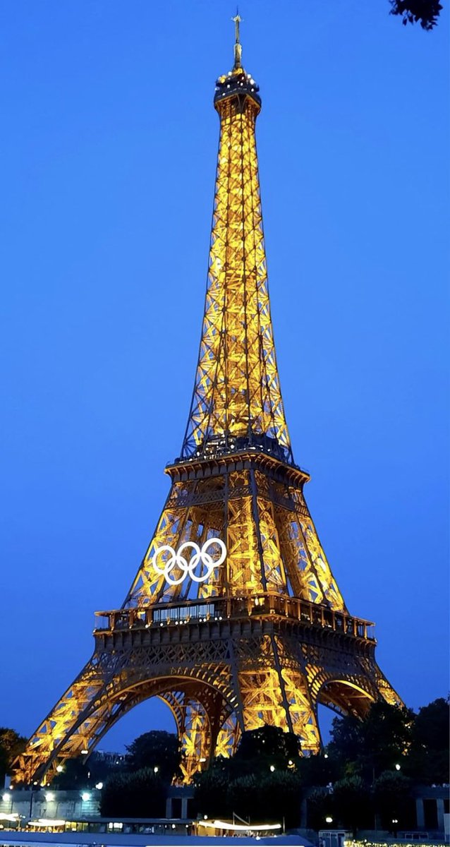 La tour en tenue de soirée🔥