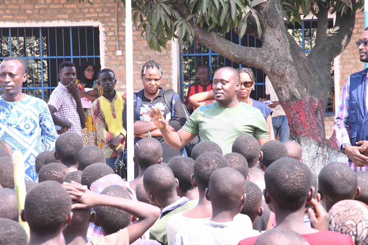 Jeudi,le 18/07/2024, les zones de Buterere et Kinama ont vibre au rythme d'une sensibilisation sur l'autonomisation des jeunes ,clés du développement local organisée par <a href="/WorldFutureAct2/">World Future Active</a> en collaboration avec la @MairieBuja.Des élèves en vacances y ont participé avec enthousiasme