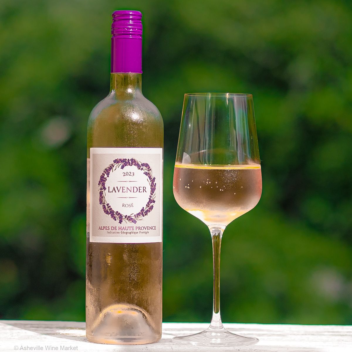 AvlWineMarket's tweet photo. Perfectly Polished Provençal Pink 💗 🍷
#drinkpink #roseistheway #roseallday

 Lavender Rosé from Domaine Saint-Jean Lez Durance is a masterpiece of pink Provençal pleasure, capturing the true essence of Provence in the glass. https://t.co/GdsiWKbEB8