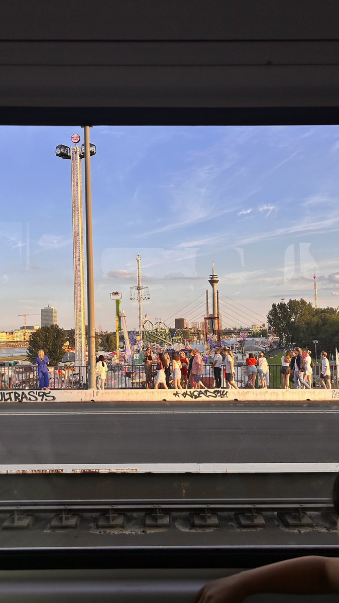 chid0rin's tweet photo. Fand den Ausblick gestern voll schön (Rheinkirmes) https://t.co/s1PFiRP56O