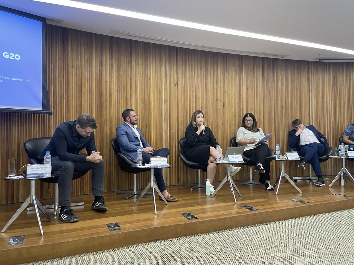 CTS-FGV (@cts_fgv) on Twitter photo <a href="/1lucabelli/">Luca Belli</a> <a href="/BricsCyber/">CyberBRICS</a> <a href="/MarceloMalagutt/">Marcelo Malagutti</a> <a href="/GSI_oficial/">Gabinete de Segurança Institucional (GSI/PR)</a> <a href="/dcorg/">Digital Cooperation Organization</a> @estela_aranha <a href="/UN/">United Nations</a> <a href="/Prefeitura_Rio/">Prefeitura do Rio</a> <a href="/anaBrianN/">Ana Brian Nougreres</a> <a href="/maxschrems/">Max Schrems 🇪🇺</a> <a href="/NOYBeu/">noyb</a> <a href="/JonnhyMendoza/">Jonathan Mendoza</a> <a href="/INAImexico/">INAI</a> <a href="/lorraynebp/">Lorrayne Porciuncula</a> (<a href="/thedatasphere/">Thedatasphere</a>) destacou a complexidade de entender e valorizar economicamente os dados. Comparou dados a vários elementos, como petróleo e mão-de-obra, enfatizando que essas analogias são úteis, mas incompletas. <a href="/1lucabelli/">Luca Belli</a> <a href="/BricsCyber/">CyberBRICS</a> <a href="/MarceloMalagutt/">Marcelo Malagutti</a> <a href="/GSI_oficial/">Gabinete de Segurança Institucional (GSI/PR)</a> <a href="/dcorg/">Digital Cooperation Organization</a> @estela_aranha <a href="/UN/">United Nations</a> <a href="/Prefeitura_Rio/">Prefeitura do Rio</a> <a href="/anaBrianN/">Ana Brian Nougreres</a> <a href="/maxschrems/">Max Schrems 🇪🇺</a> <a href="/NOYBeu/">noyb</a> <a href="/JonnhyMendoza/">Jonathan Mendoza</a> <a href="/INAImexico/">INAI</a> <a href="/lorraynebp/">Lorrayne Porciuncula</a> (<a href="/thedatasphere/">Thedatasphere</a>) destacou a complexidade de entender e valorizar economicamente os dados. Comparou dados a vários elementos, como petróleo e mão-de-obra, enfatizando que essas analogias são úteis, mas incompletas.
