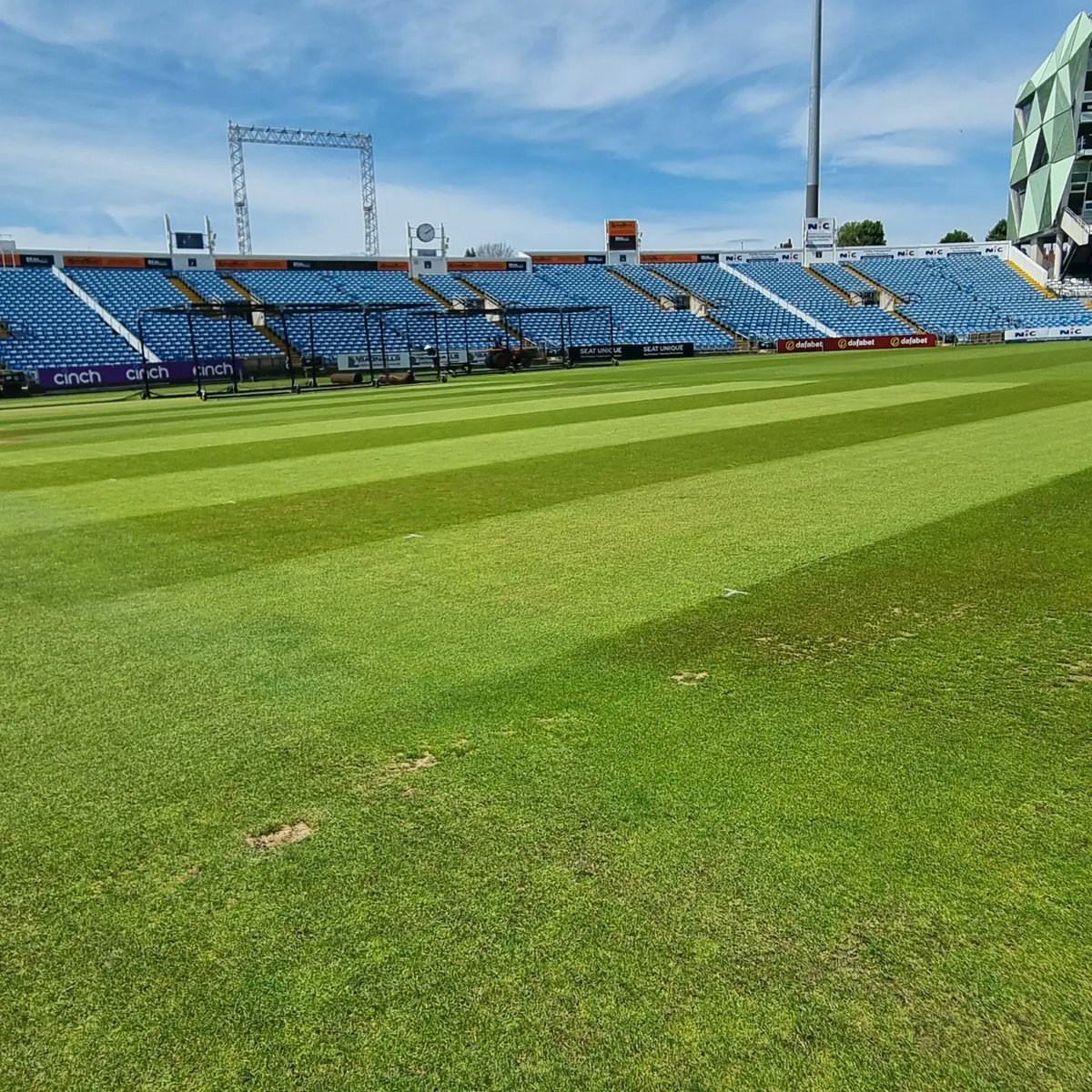 JasmineNicholls's tweet photo. Everywhere has had a double cut and Headingley is looking glorious in the sunshine this afternoon. When the sun is shining we have the best job in the world. One final T20 home game for @yorkshireccc. #GroundsLife #YorkshireFamily https://t.co/RTmfitVZlm