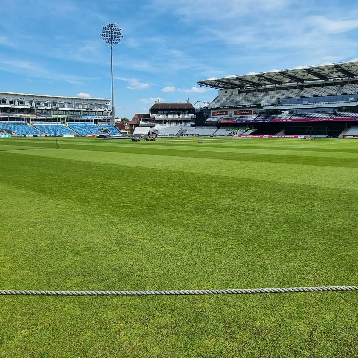 JasmineNicholls's tweet photo. Everywhere has had a double cut and Headingley is looking glorious in the sunshine this afternoon. When the sun is shining we have the best job in the world. One final T20 home game for @yorkshireccc. #GroundsLife #YorkshireFamily https://t.co/RTmfitVZlm