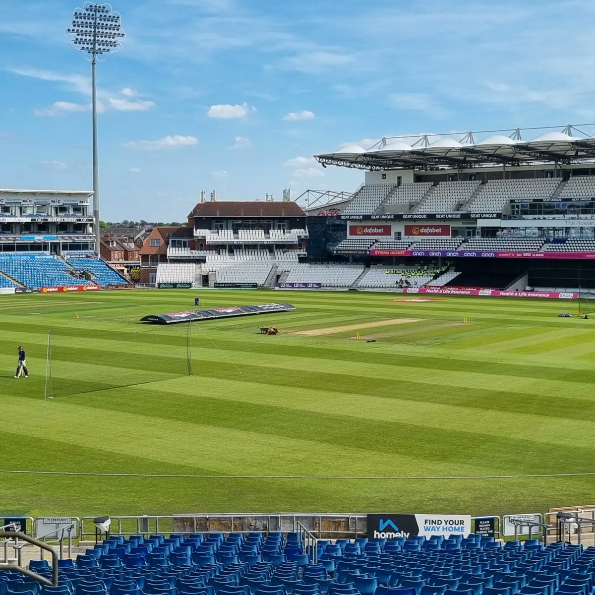 JasmineNicholls's tweet photo. Everywhere has had a double cut and Headingley is looking glorious in the sunshine this afternoon. When the sun is shining we have the best job in the world. One final T20 home game for @yorkshireccc. #GroundsLife #YorkshireFamily https://t.co/RTmfitVZlm