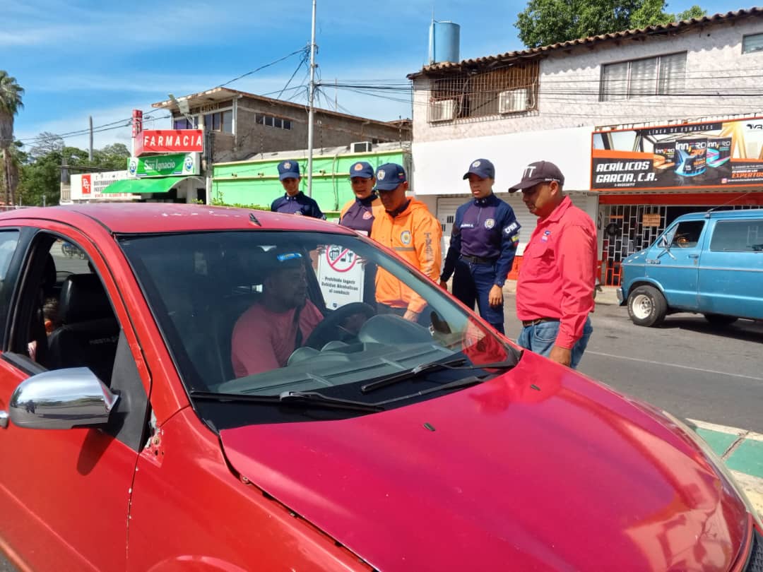 ORCARORAINTT's tweet photo. #DespliegueSeguro| Con el objetivo de crear una cultura vial responsable el #INTT Carora en conjunto con el OSC se encuentra en las principales avenidas de la ciudad, fomentando el respeto a las normas de tránsito.

#PuebloVictorioso https://t.co/D1I281B2XF