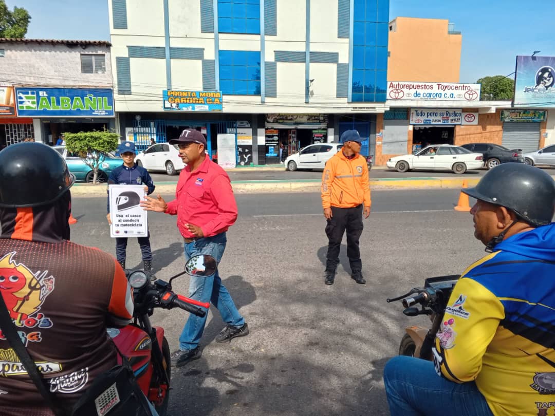 ORCARORAINTT's tweet photo. #DespliegueSeguro| Con el objetivo de crear una cultura vial responsable el #INTT Carora en conjunto con el OSC se encuentra en las principales avenidas de la ciudad, fomentando el respeto a las normas de tránsito.

#PuebloVictorioso https://t.co/D1I281B2XF