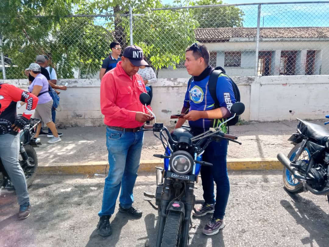ORCARORAINTT's tweet photo. #DespliegueSeguro| Con el objetivo de crear una cultura vial responsable el #INTT Carora en conjunto con el OSC se encuentra en las principales avenidas de la ciudad, fomentando el respeto a las normas de tránsito.

#PuebloVictorioso https://t.co/D1I281B2XF
