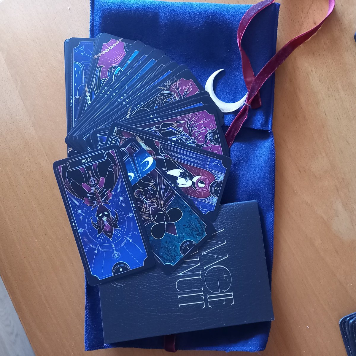 Jyrald_'s tweet photo. J'ai reçu Magie de minuit aujourd'hui! C'est un #jdr qui se joue avec des cartes et sans MJ ! C'est très rafraichissant et les cartes sont super belles !

On l'avait testé sur la chaine de @Ceizyl1 avec @momimoi_, le createur et @angeldustjdr, l'editeur !

https://t.co/aHLRNj3W85 https://t.co/naoaZMLZkx