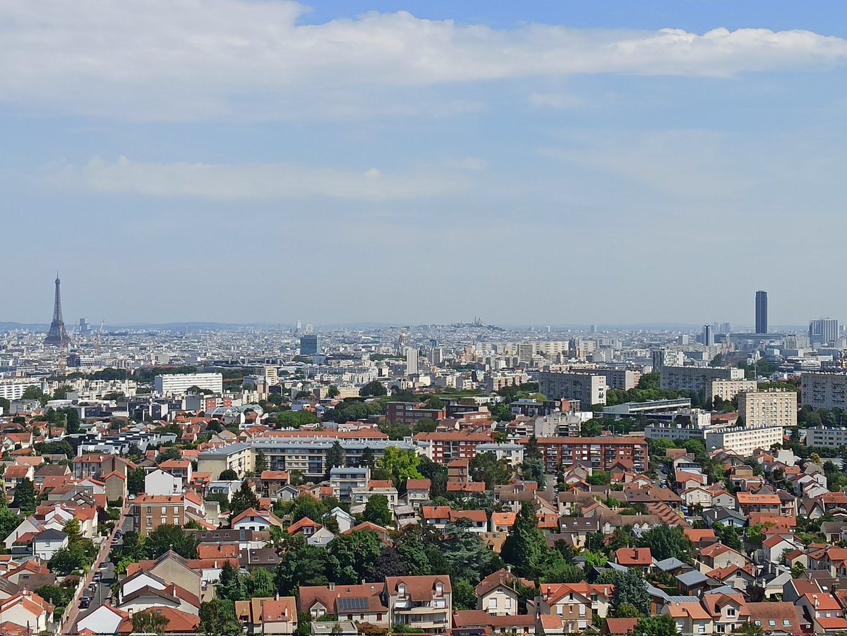 Ce n'est pas tous les jours que l'on peut boire un #café sur un #rooftop privé au 14eme étage à #chatillon et voir la #toureiffel, la #tourmontparnasse, les #invalides et tout #paris en un clin d'œil 😎

ah oui ... c'est à #vendre au fait 😜