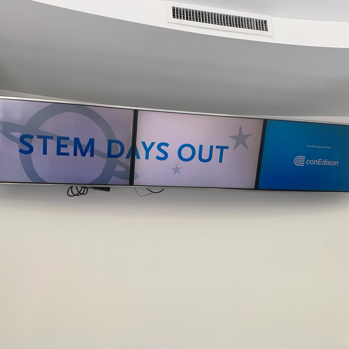 nysci's tweet photo. We were so excited to host P.S 16Q & PS14Q’s graduating 5th graders with an end-of-year trip thanks to @ConEdison’s #STEMDaysOut. Thank you Con Edison for fostering curiosity and inspiring future scientists and innovators. Congratulations to all 2024 graduates! https://t.co/MzwPgfvAvh