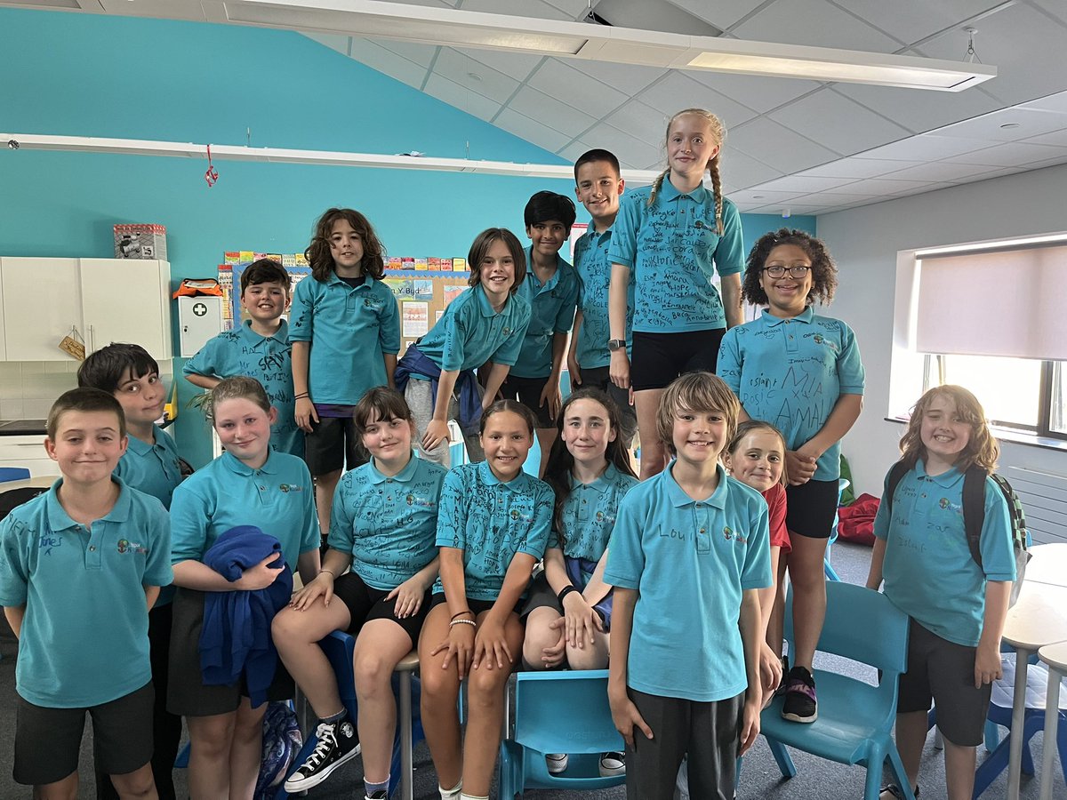 Gwasanaeth gadael hyfryd i griw blwyddyn 6 prynhawn ‘ma yn dathlu eu llwyddiannau a’u hatgofion a fydd yn aros gyda nhw am byth! Rydych i gyd yn sêr y dyfodol! Pob lwc i chi ar eich siwrne nesaf i’r uwchradd. Byddwch wych bob un ohonoch! 
⭐️🎓💙🩵