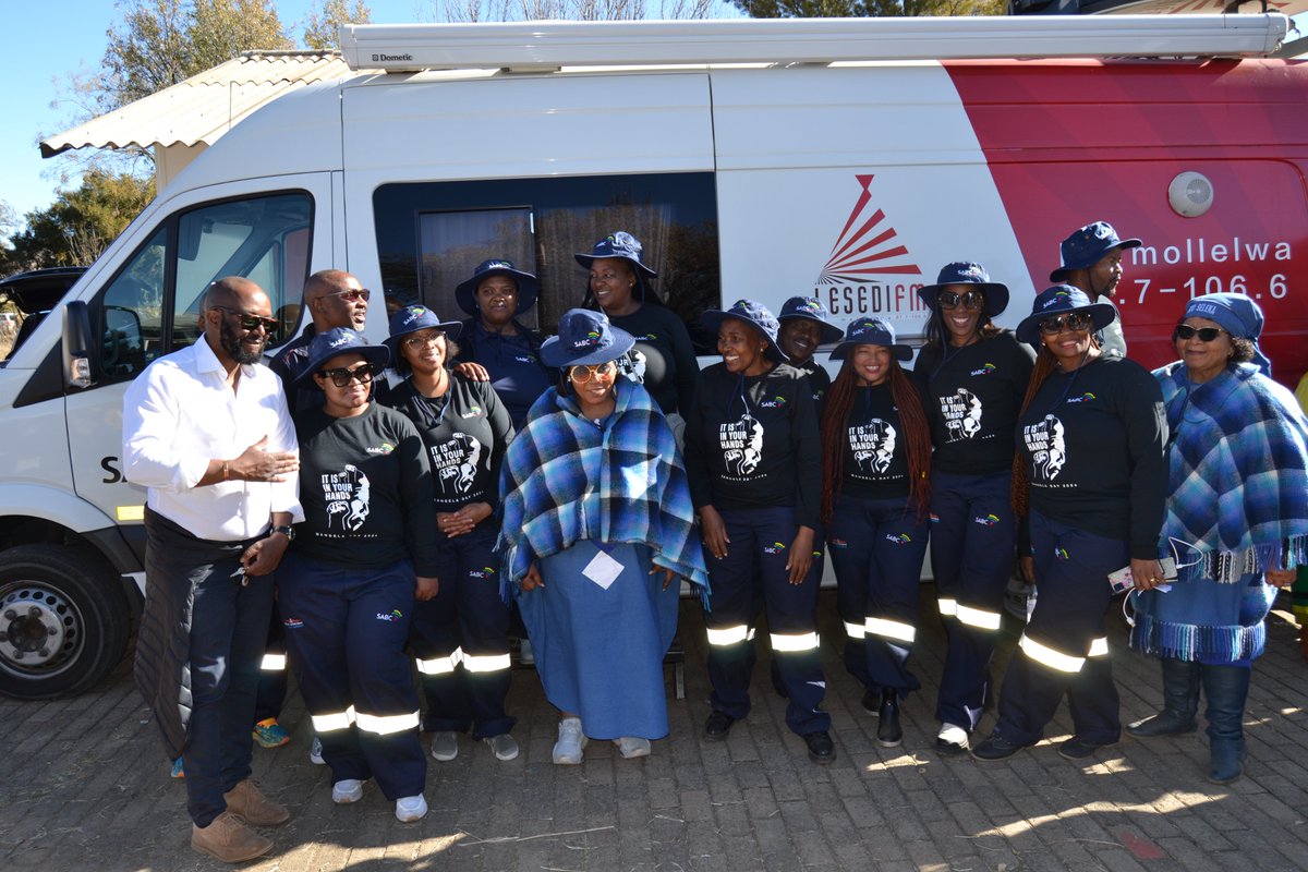 LesediFM's tweet photo. Re ne re keteka #MandelaLegacy30 Morago Intermediate School, Thaba-Nchu. #SABCCSI #HabitatForHumanity https://t.co/P4VCWHN4Eg