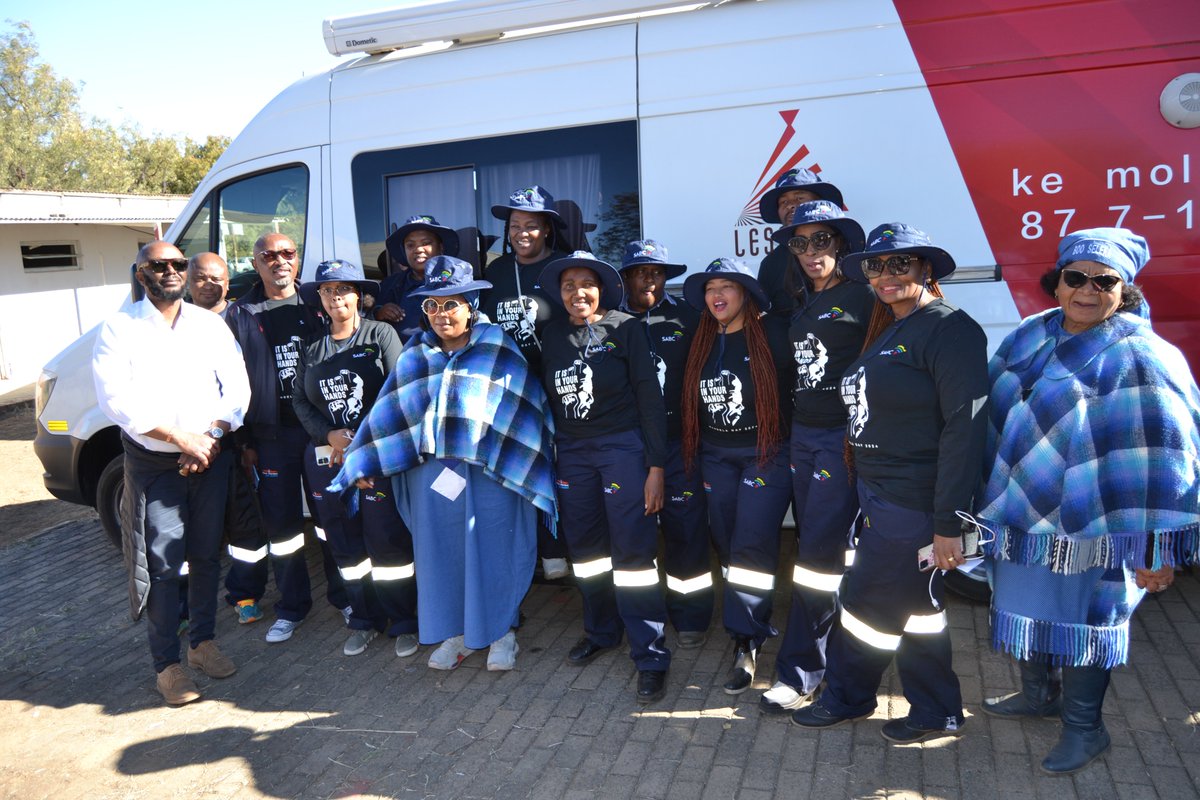 LesediFM's tweet photo. Re ne re keteka #MandelaLegacy30 Morago Intermediate School, Thaba-Nchu. #SABCCSI #HabitatForHumanity https://t.co/P4VCWHN4Eg