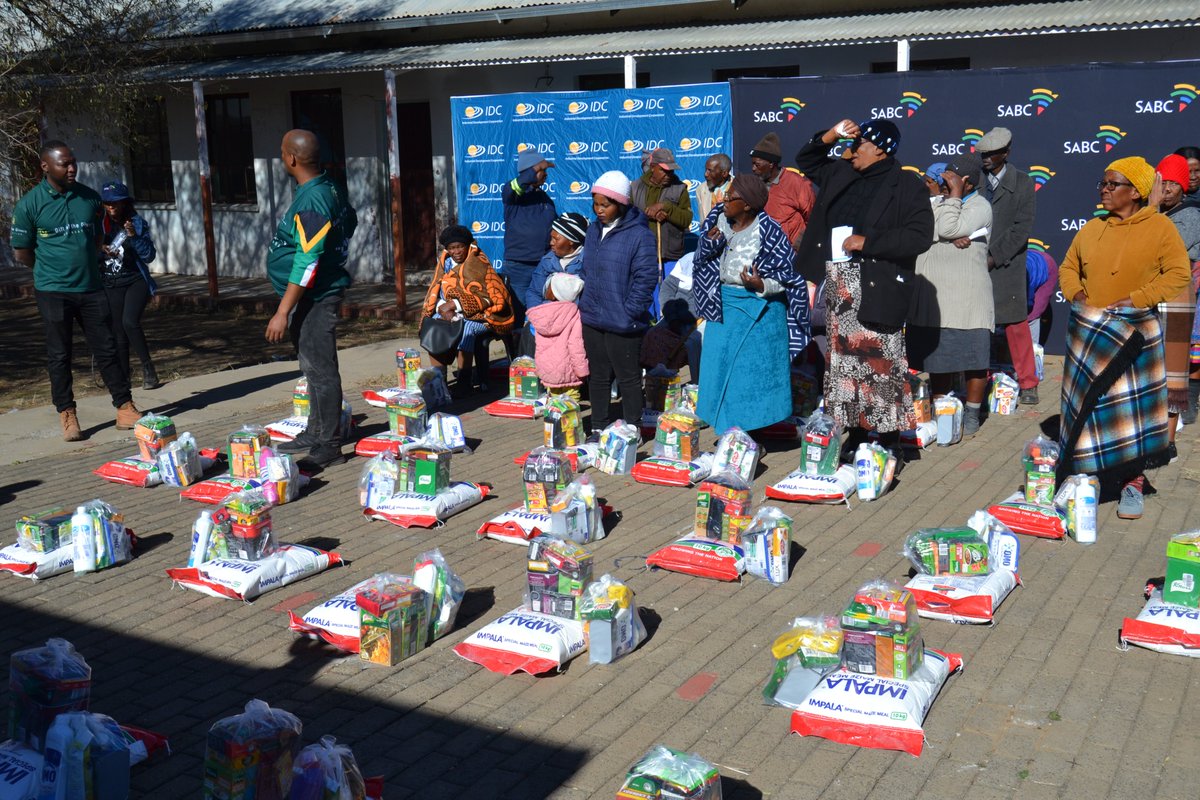 LesediFM's tweet photo. Re ne re keteka #MandelaLegacy30 Morago Intermediate School, Thaba-Nchu. #SABCCSI #HabitatForHumanity https://t.co/P4VCWHN4Eg