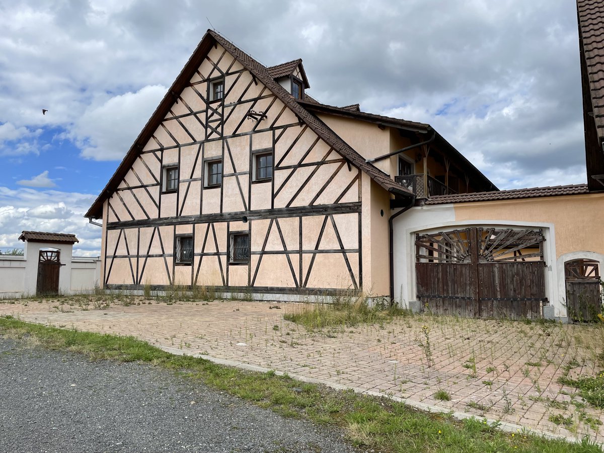 retroturistika's tweet photo. Panský statek v obci Ostroh /Seeberg/ vyniká svoji krásnou hrázděnou stavbou #ostroh #vylet #turistika #cesko #fotocesty #travel #seeberg #czechia #trip #summer https://t.co/ItA8rmv0Dr