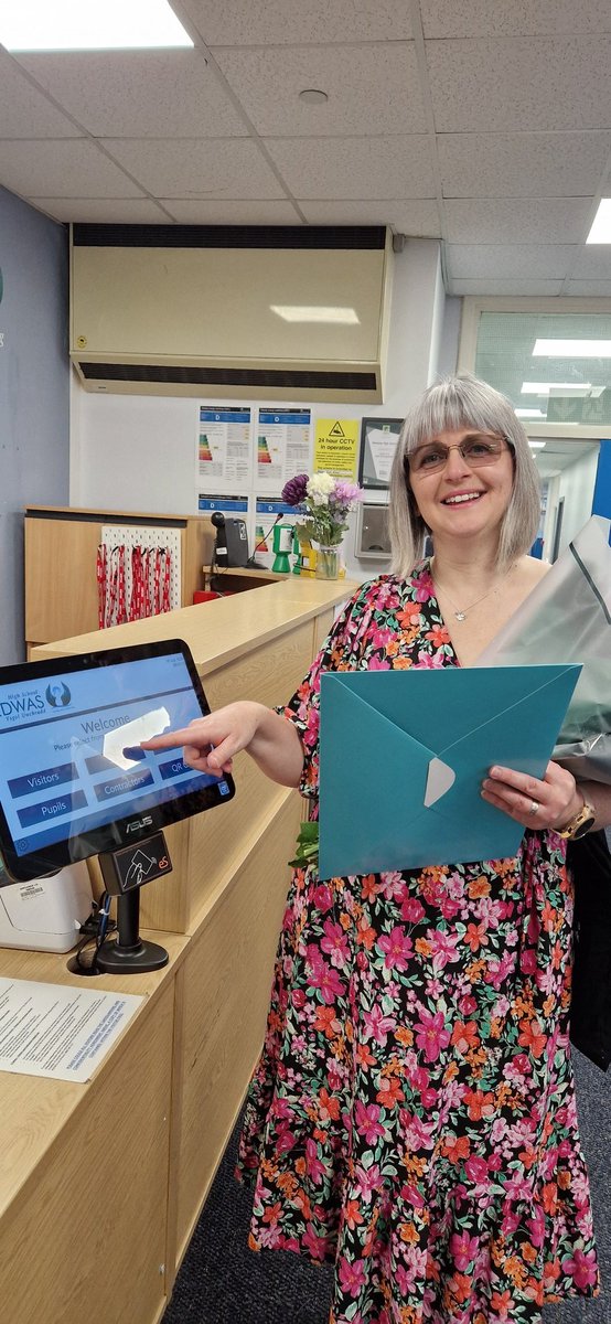 bedwashighsci's tweet photo. Mrs Evans has been teaching Science at Bedwas for 22 years! 🚀🥽🥼🧬🧪🩻🔬🔭
We wish her all the best in her future endeavours and thank her for everything she has done for us over the years! ❤️ https://t.co/TB2295BAdp