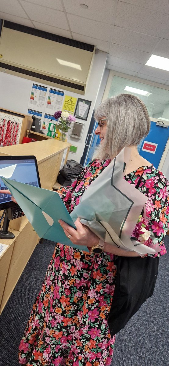 bedwashighsci's tweet photo. Mrs Evans has been teaching Science at Bedwas for 22 years! 🚀🥽🥼🧬🧪🩻🔬🔭
We wish her all the best in her future endeavours and thank her for everything she has done for us over the years! ❤️ https://t.co/TB2295BAdp