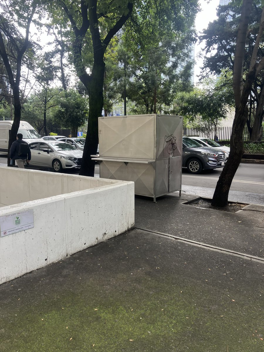 Elycdmx's tweet photo. @ParquesPolanco8 este puesto volo la jardinera que pusieron para mitigar ambilantaje y se volvio a colocar @MHcesac https://t.co/zWbH6tzoVU