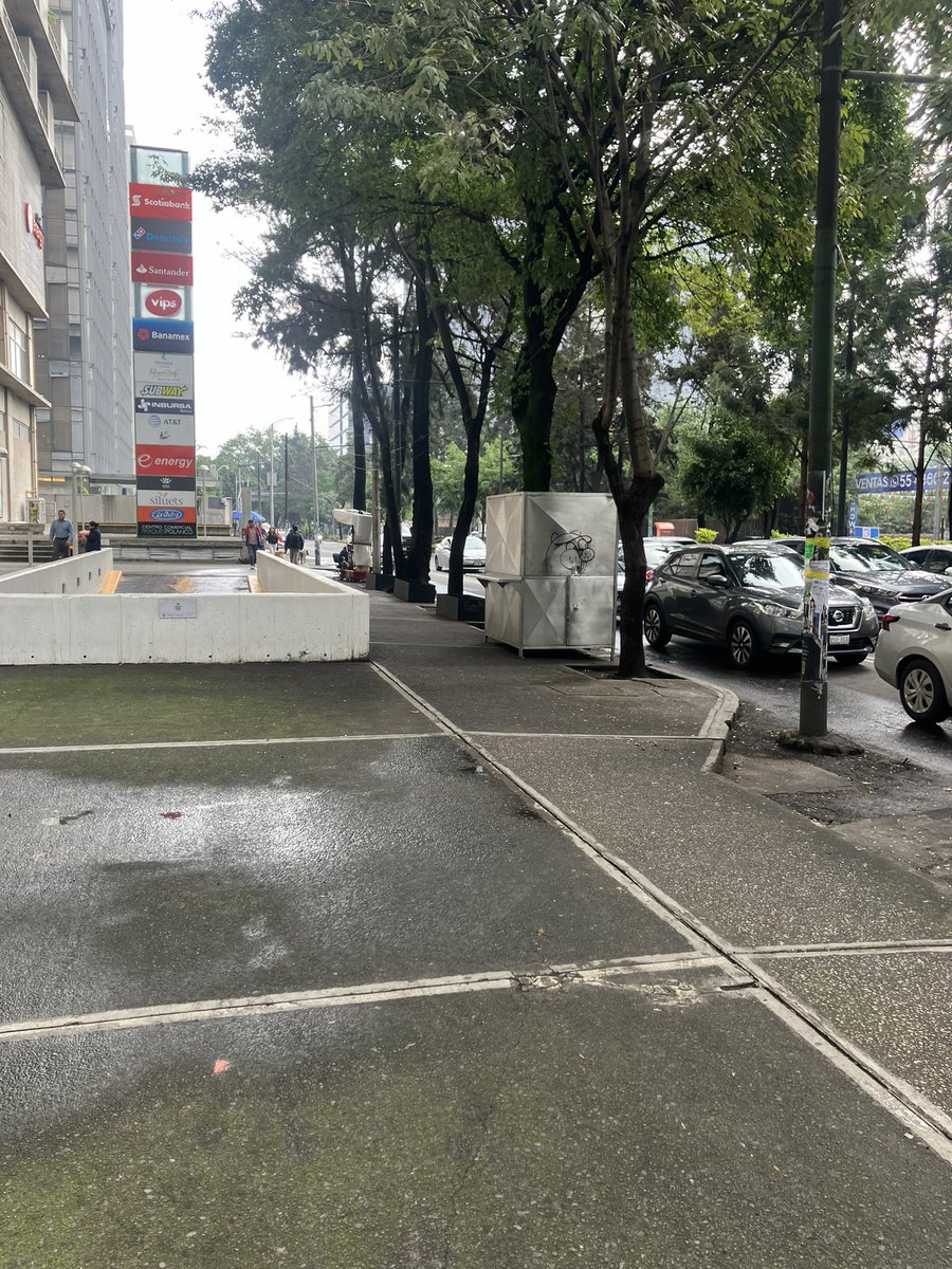 Elycdmx's tweet photo. @ParquesPolanco8 este puesto volo la jardinera que pusieron para mitigar ambilantaje y se volvio a colocar @MHcesac https://t.co/zWbH6tzoVU