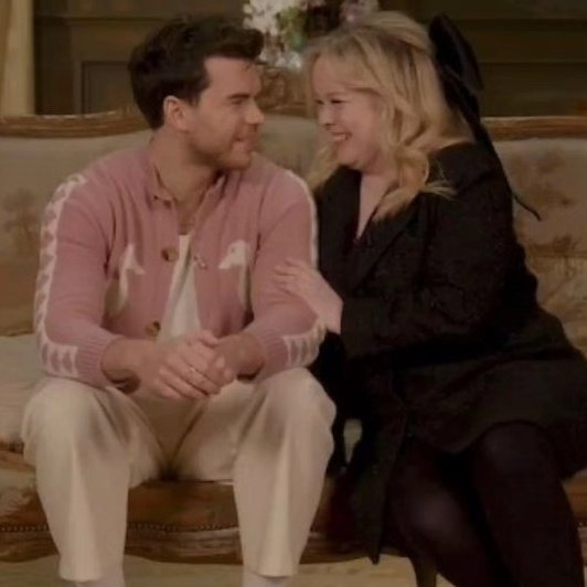 smoakcwarrow's tweet photo. Luke Newton being happy, comfortable and his.... Ummmm "Bestie" Nicola Coughlan personal space 🤭🫣😭👀 #Bridgerton #polin https://t.co/MC6SeIpoM5