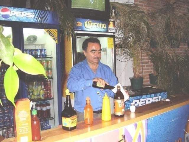 rthur013's tweet photo. El inventor de la micheladas, su nombre es Don Michel Ésper y la famosa mezcla que ya todos conocemos y hemos probado fue creada en un club deportivo en San Luis Potosí en una reunión de amigos.

Don Michel estaba aburrido del mismo sabor de la cerveza, así que a su mente vino el agregar limón y diversas salsas para darle poco a poco el inigualable sabor que conquistó el paladar de los mexicanos, bebida que fue bautizada como Michelada haciendo referencia a su nombre.

 🍻 Salud Don Michel.