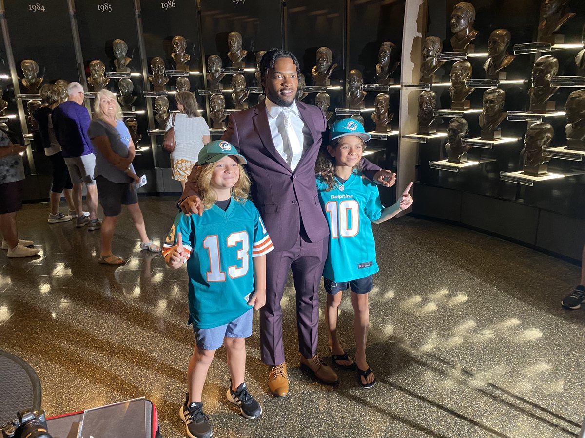 Capturing the moment with the greats, and meeting fans here at the @ProFootballHof

#FireUpChips🔥⬆️🏈
