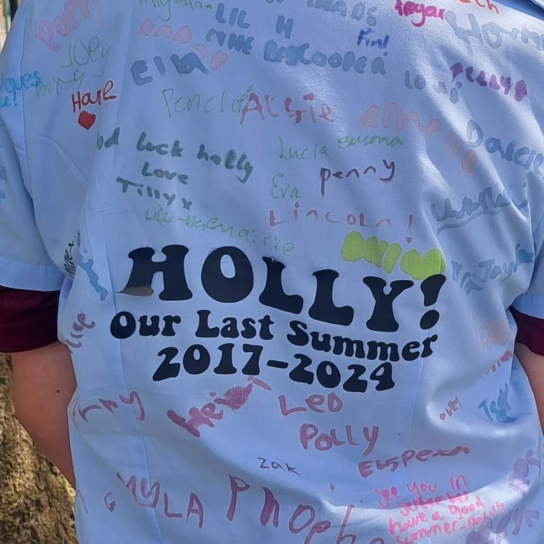 raep13's tweet photo. And just like that....Holly has walked out of Primary School for the last time.
Massive thankyou to all the teachers (Mr Ray &amp; Chez you will definitely be missed ALOT)
10 Years of going and im done.
@StClementsWA7 @gafster75 
Onto her next chapter @BlessedCarloA https://t.co/Lt4zN9Br1v
