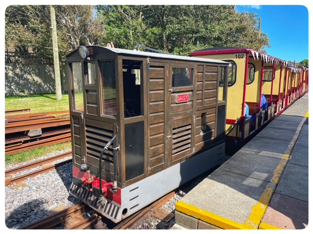 Trains are running Sat 20th and Sun 21st July
1st train departs Mewsbrook Park 10:40am
1st train departs Norfolk Gardens 11am
Fares and alternative departure times can be found here: bit.ly/3ku0Og0
All of course subject to weather and no technical issues
Give us a wave